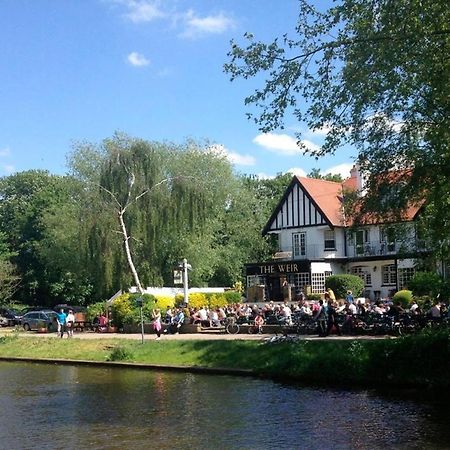 The Weir Hotel Walton-on-Thames Bagian luar foto