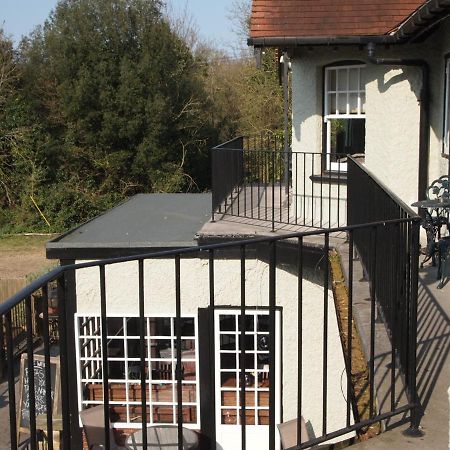 The Weir Hotel Walton-on-Thames Bagian luar foto