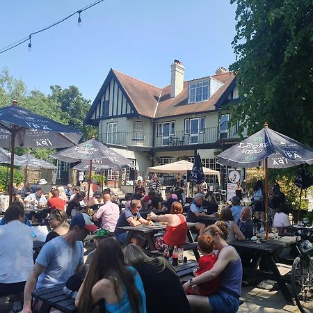 The Weir Hotel Walton-on-Thames Bagian luar foto