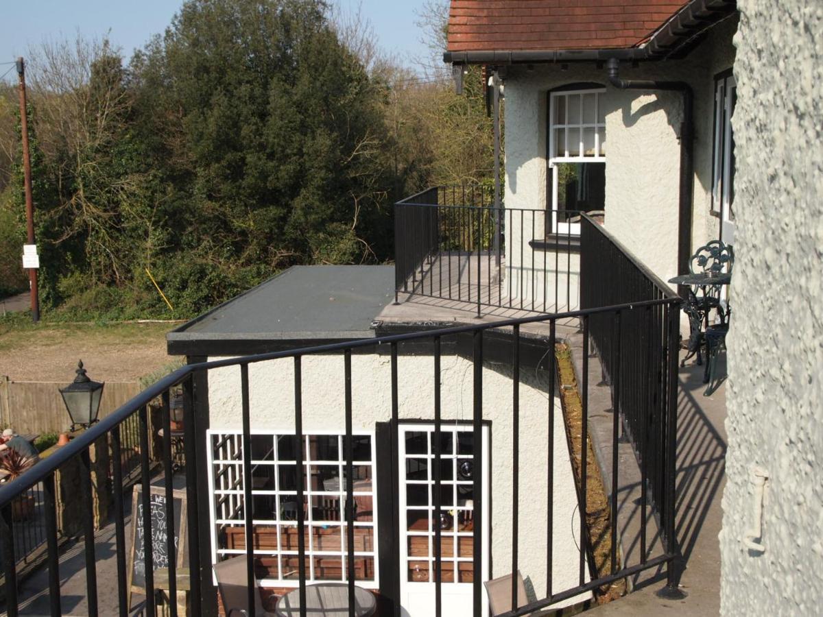 The Weir Hotel Walton-on-Thames Bagian luar foto