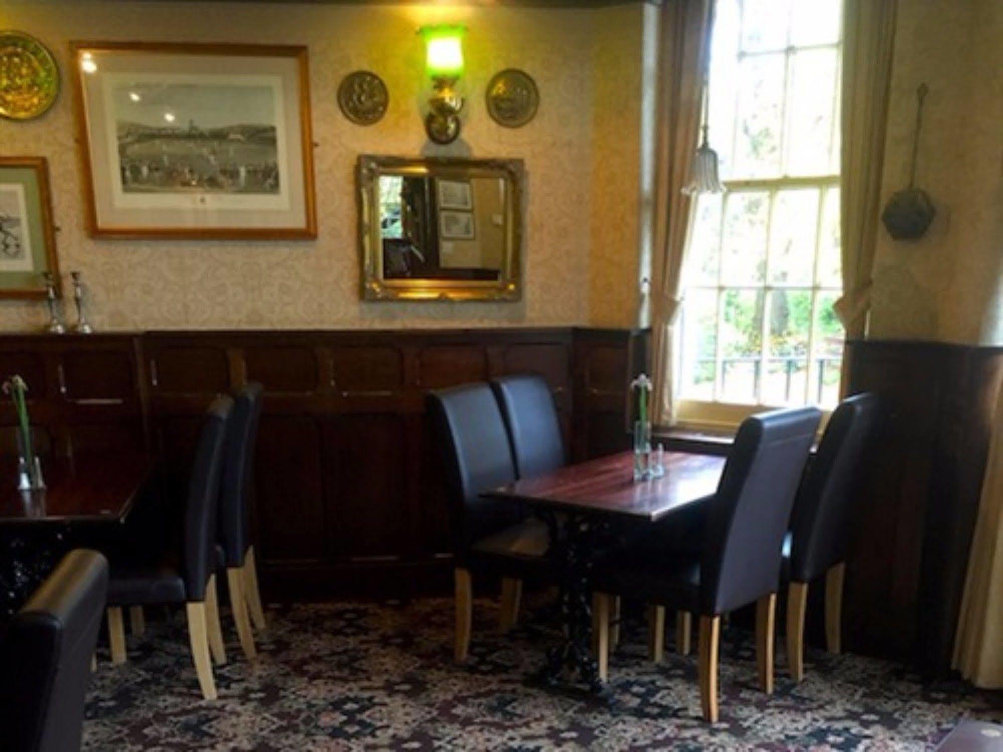 The Weir Hotel Walton-on-Thames Bagian luar foto