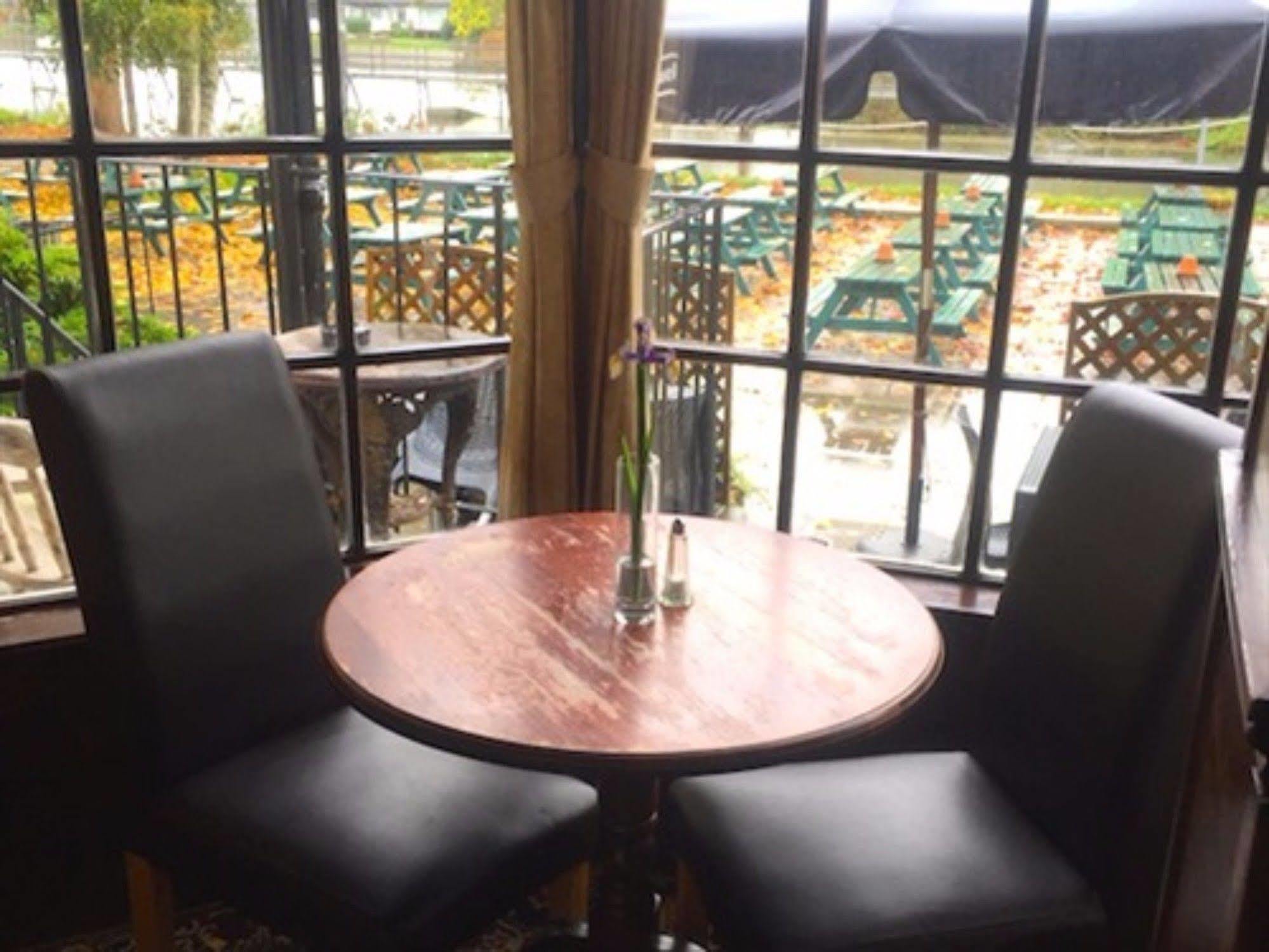 The Weir Hotel Walton-on-Thames Bagian luar foto