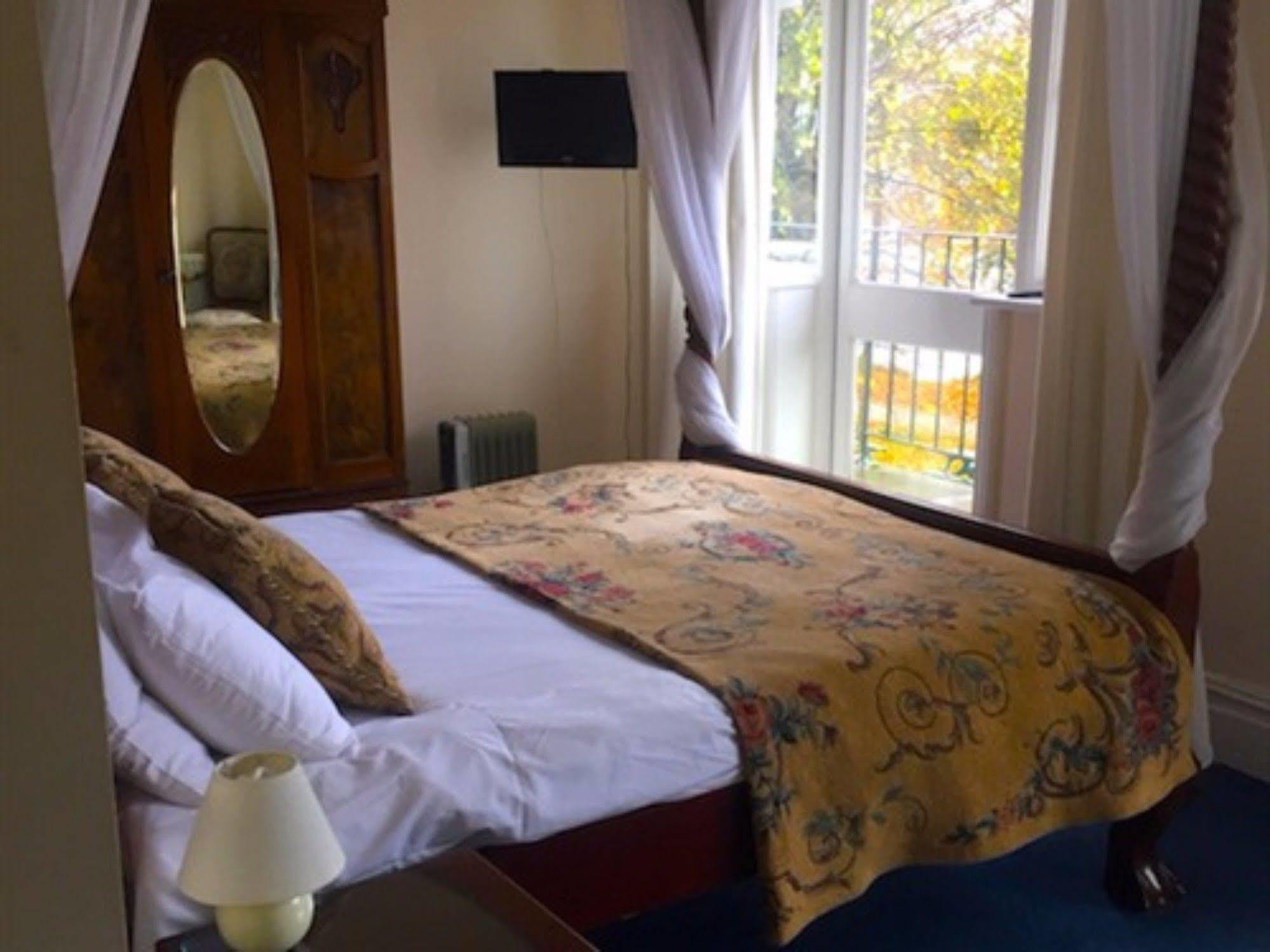 The Weir Hotel Walton-on-Thames Bagian luar foto