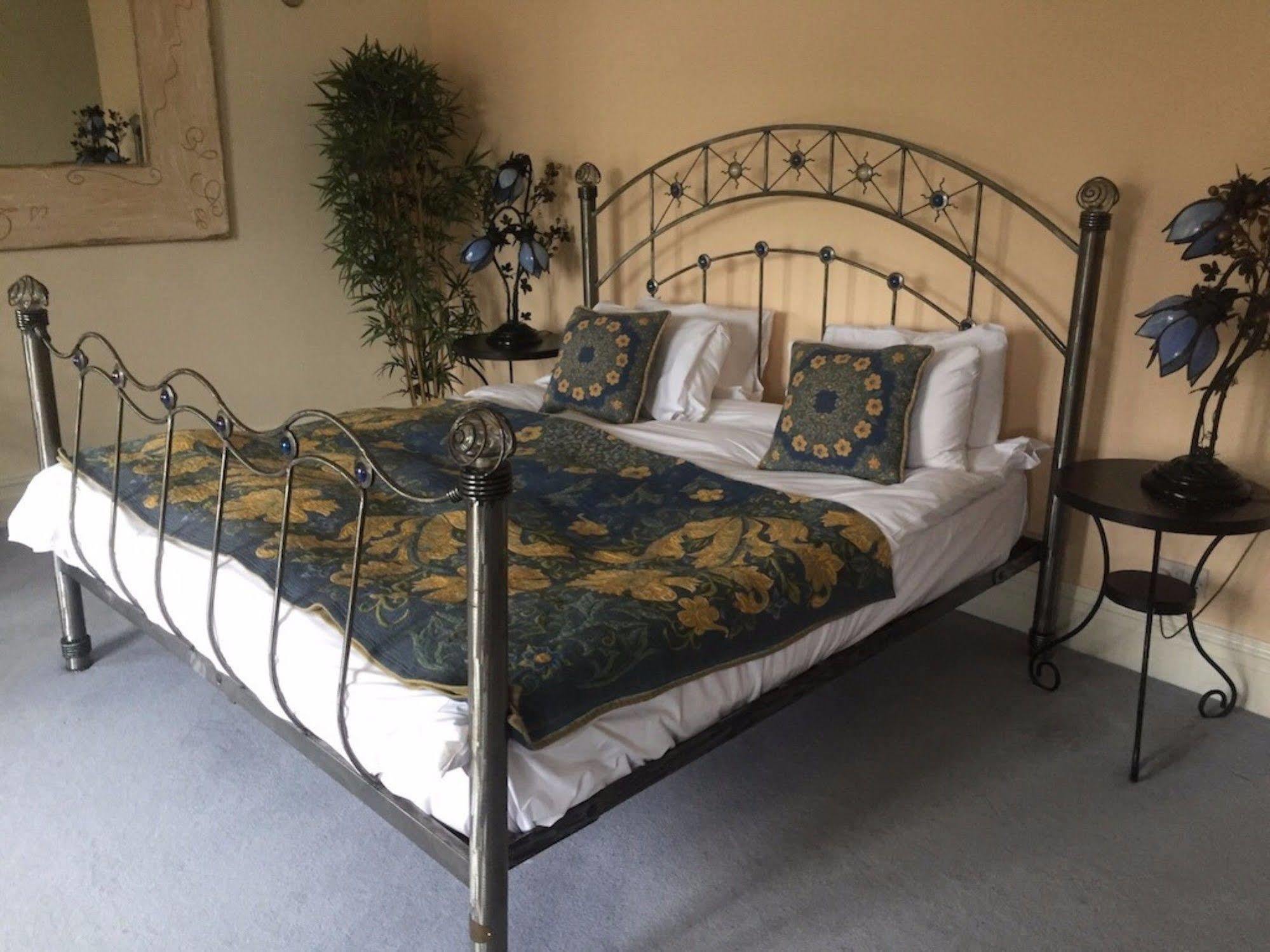 The Weir Hotel Walton-on-Thames Bagian luar foto