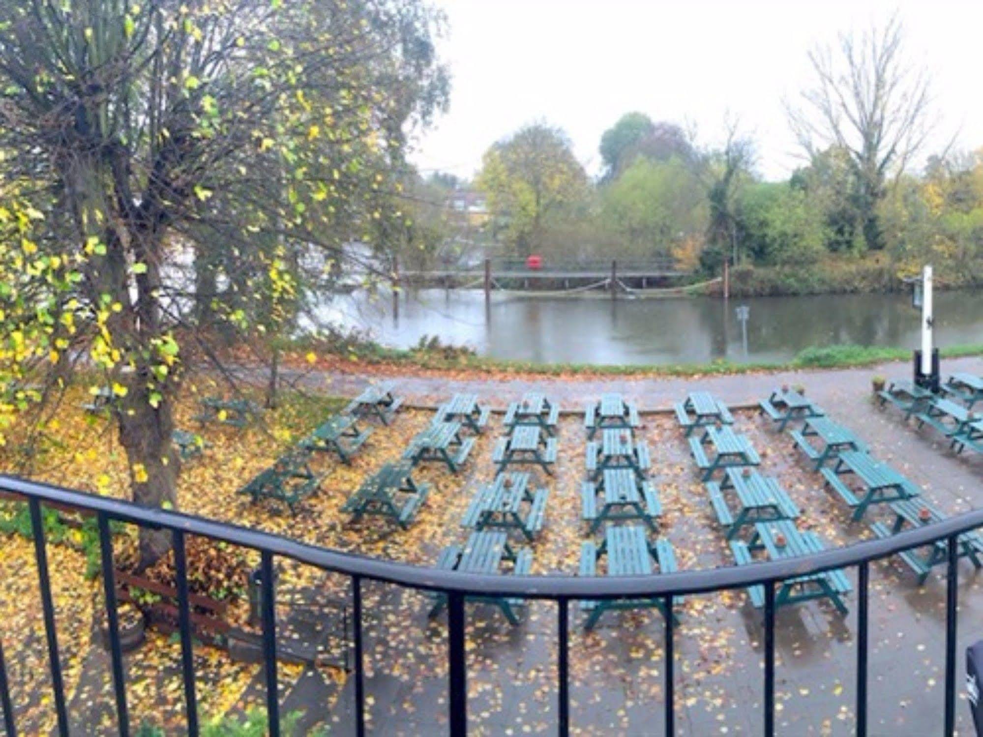The Weir Hotel Walton-on-Thames Bagian luar foto
