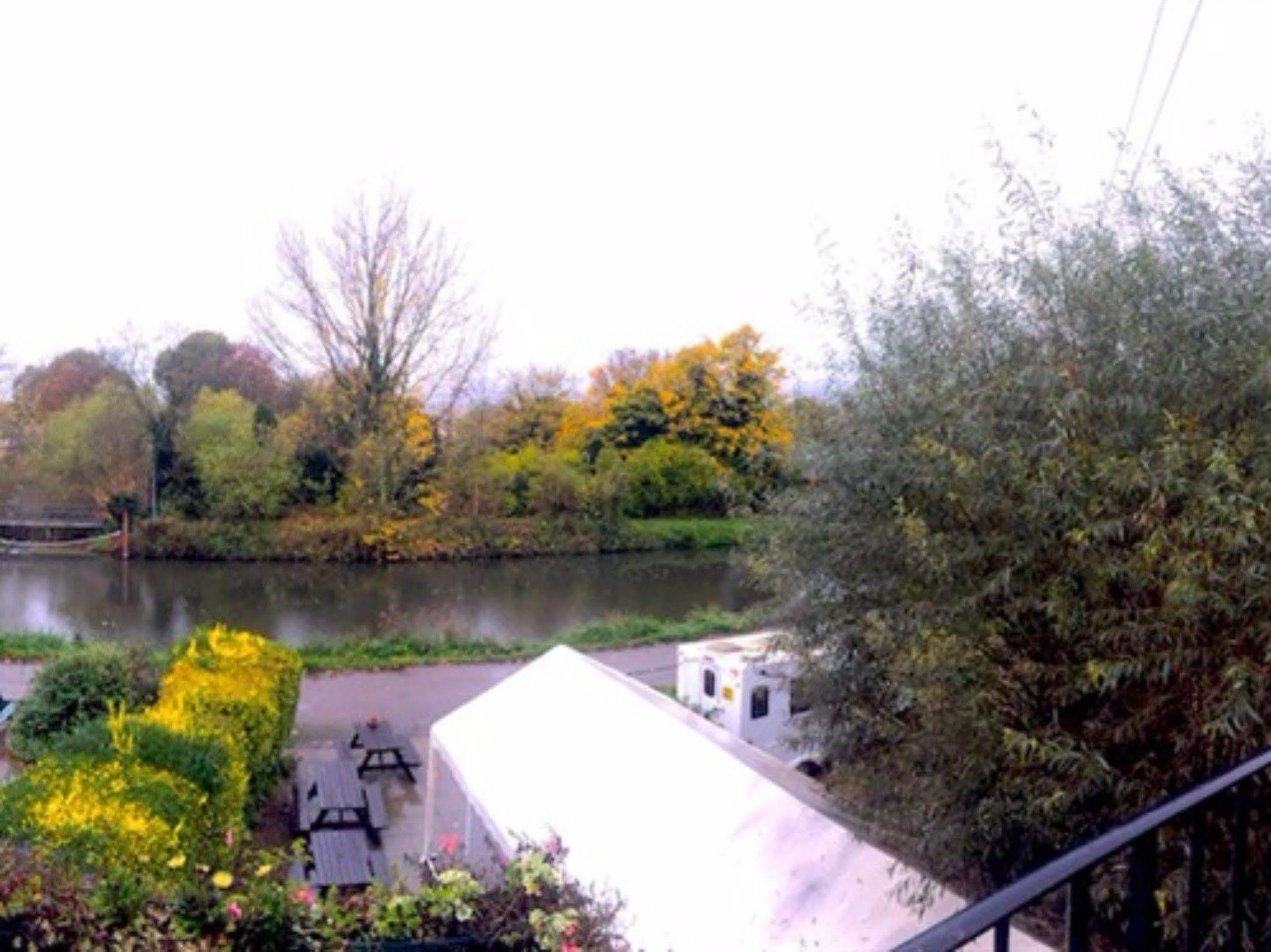 The Weir Hotel Walton-on-Thames Bagian luar foto
