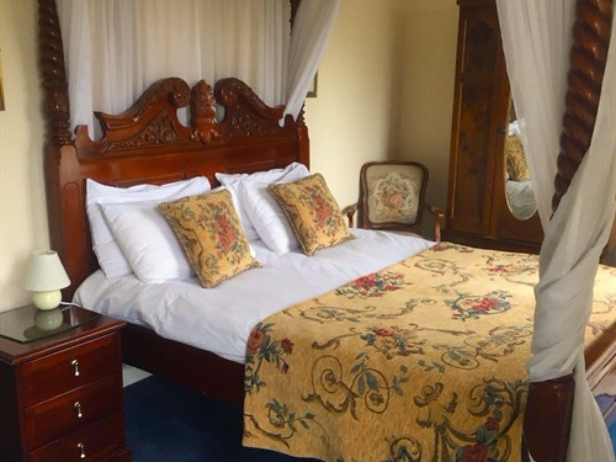 The Weir Hotel Walton-on-Thames Bagian luar foto