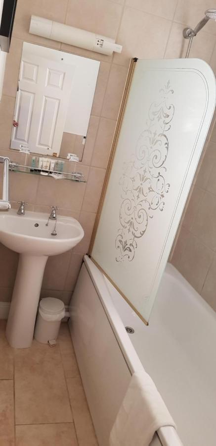 The Weir Hotel Walton-on-Thames Bagian luar foto