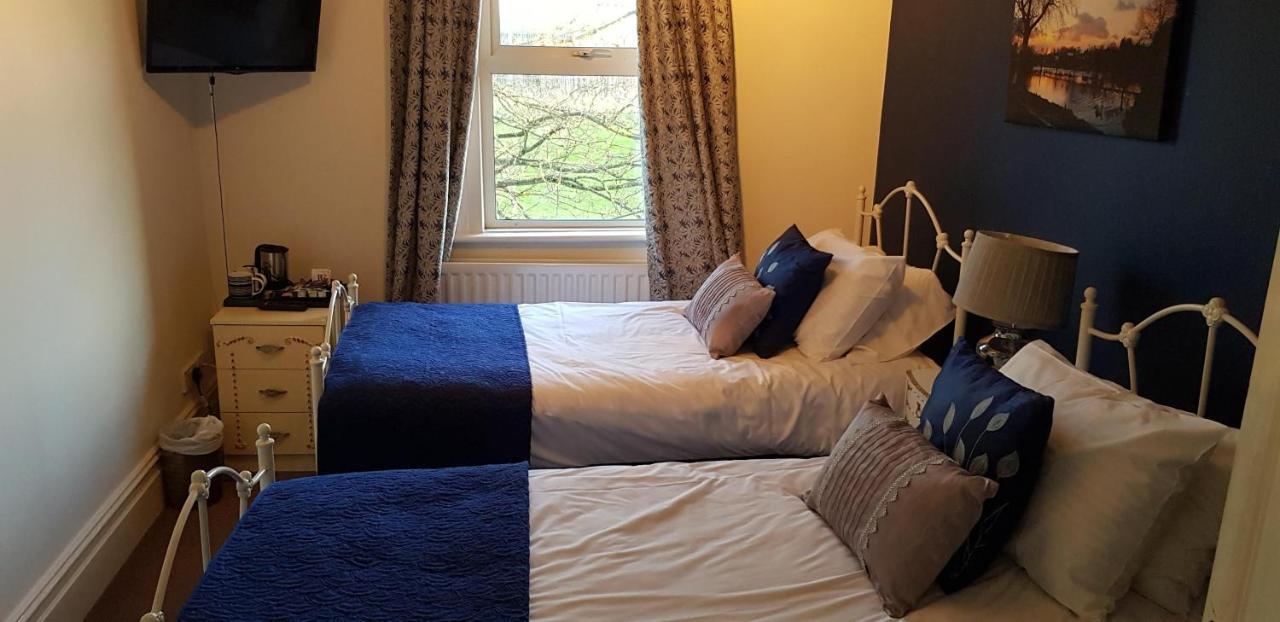 The Weir Hotel Walton-on-Thames Bagian luar foto