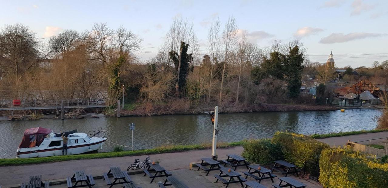 The Weir Hotel Walton-on-Thames Bagian luar foto