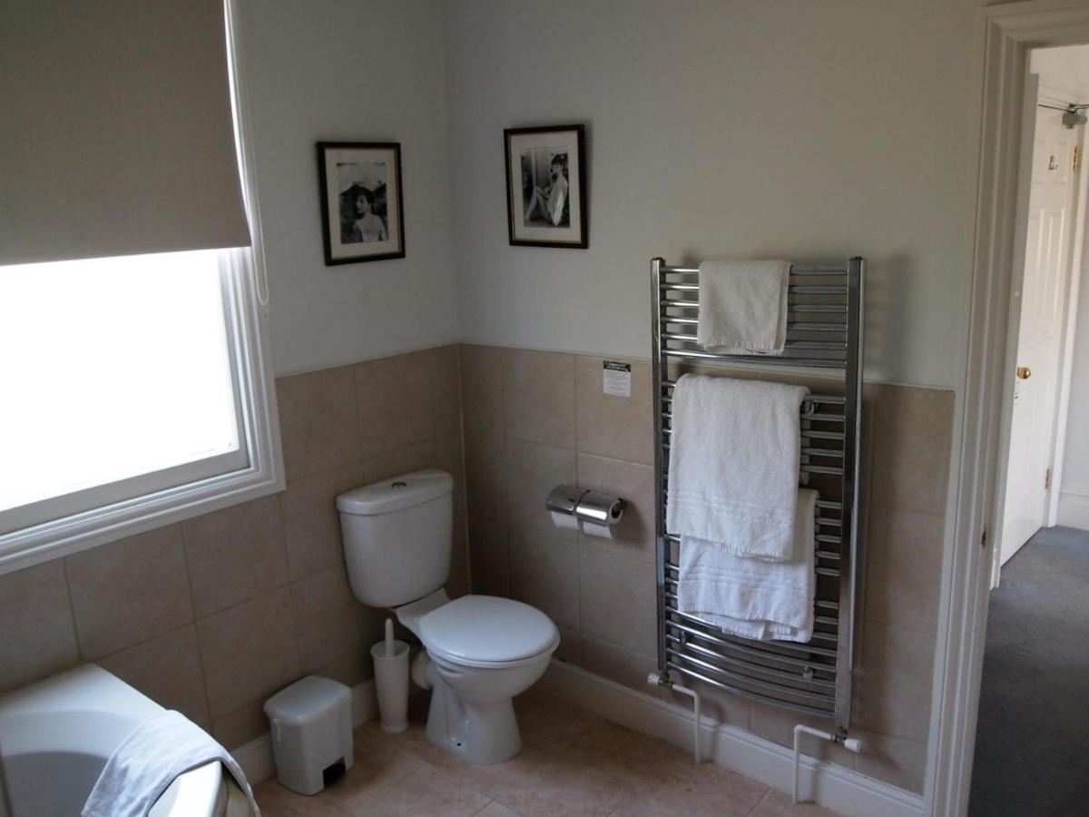 The Weir Hotel Walton-on-Thames Bagian luar foto