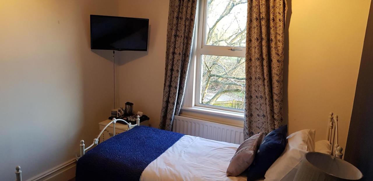 The Weir Hotel Walton-on-Thames Bagian luar foto