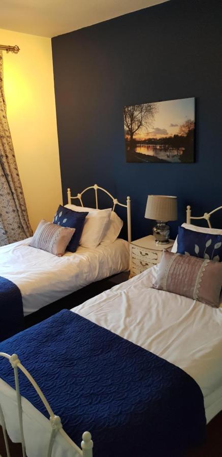 The Weir Hotel Walton-on-Thames Bagian luar foto