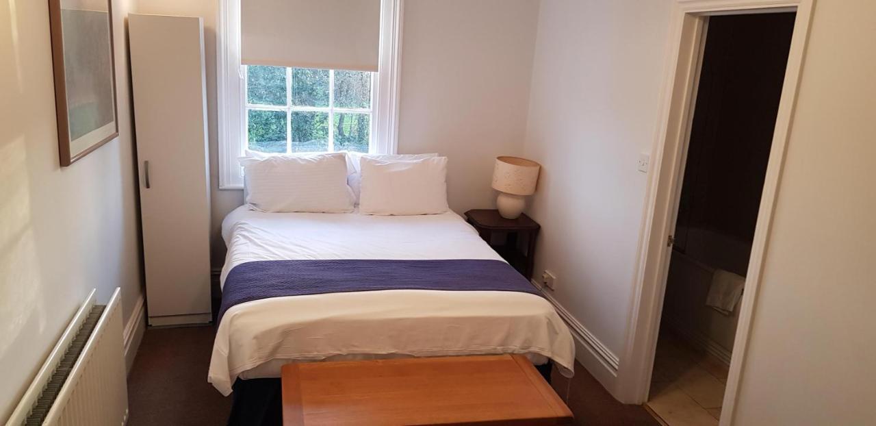 The Weir Hotel Walton-on-Thames Bagian luar foto