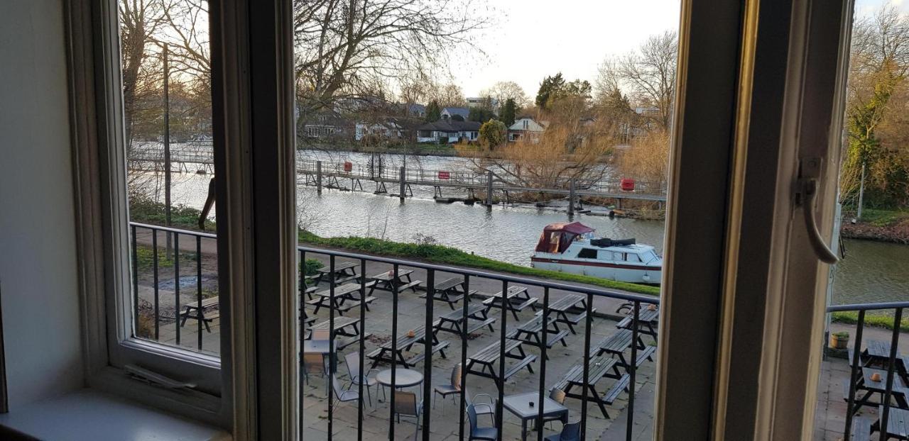 The Weir Hotel Walton-on-Thames Bagian luar foto