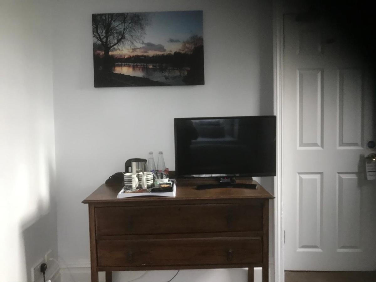 The Weir Hotel Walton-on-Thames Bagian luar foto